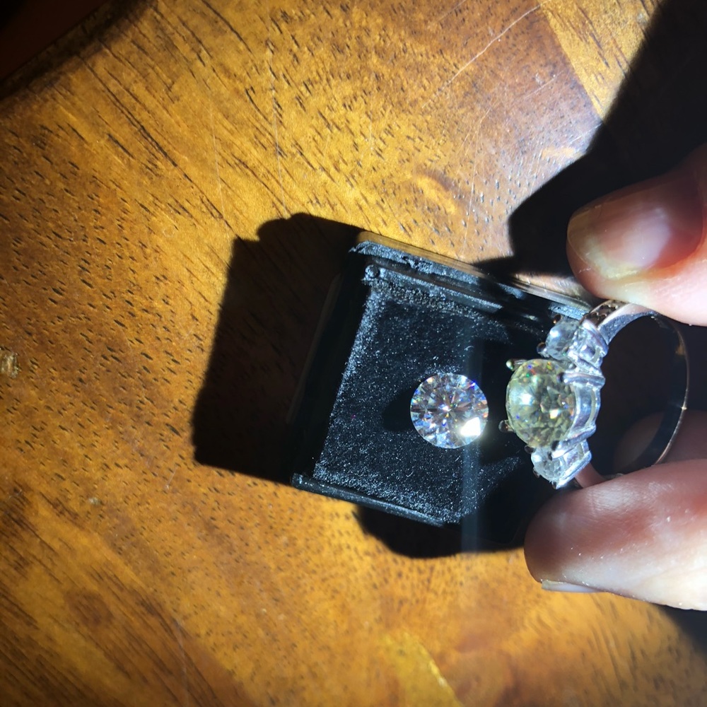 D vs DEF Moissanite - Picture 2 of 12